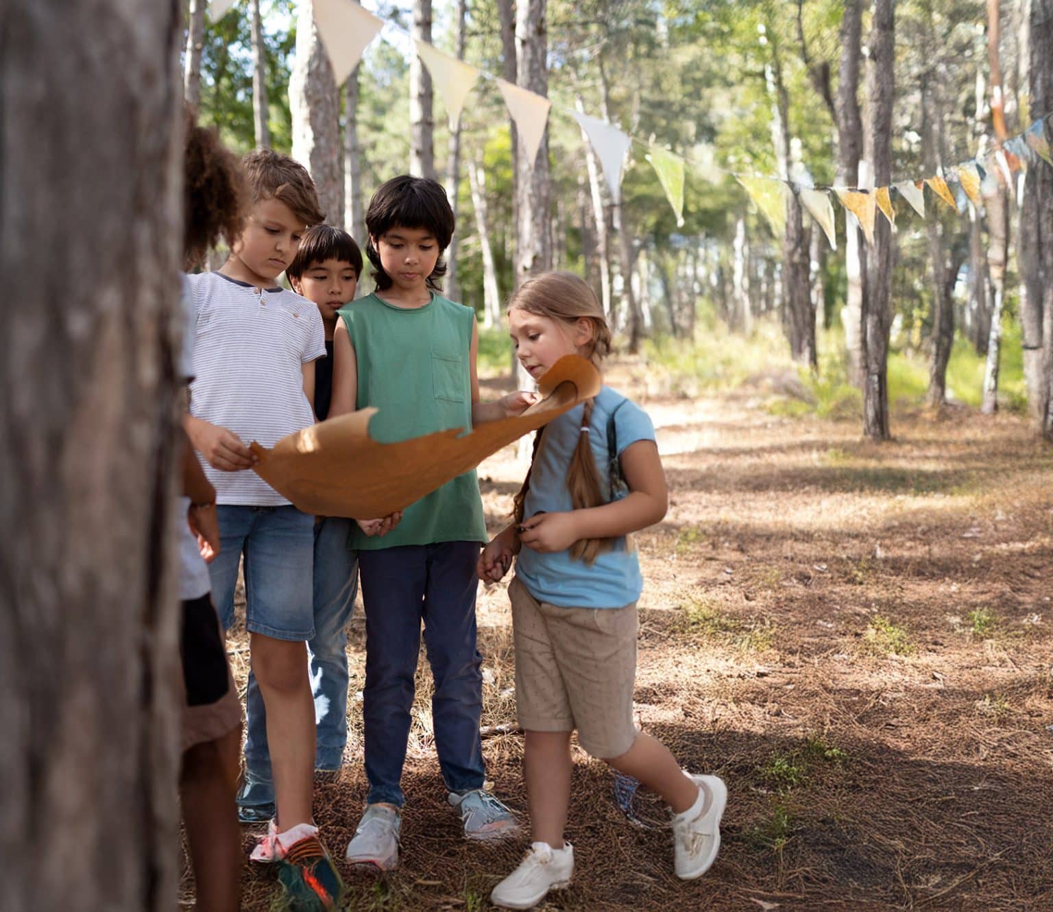 ילדים משחקים בחורשה