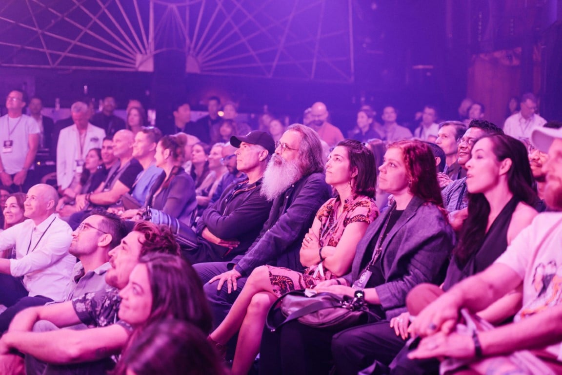 אנשים יושבים באולם במופע