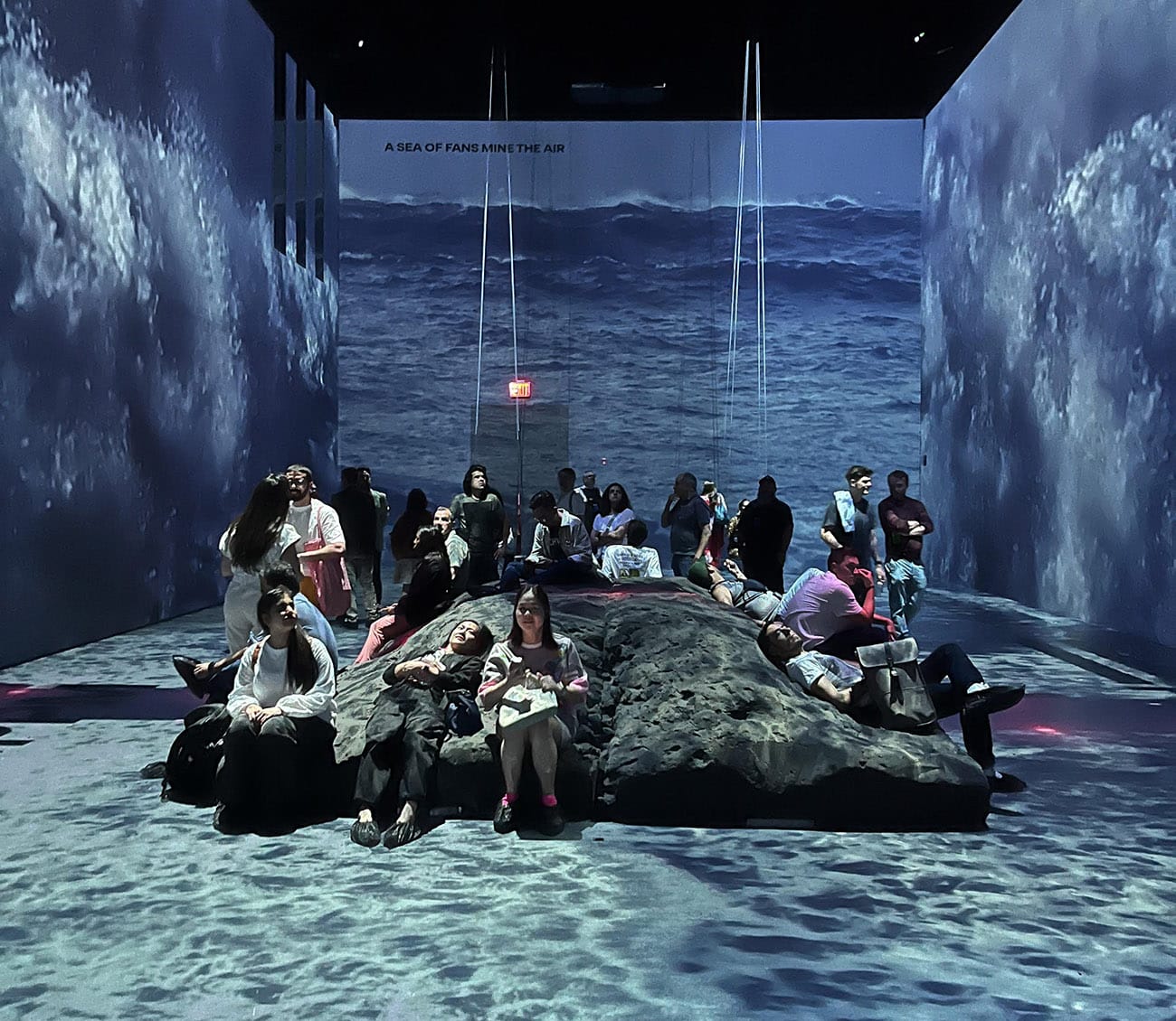 הרבה אנשים בחדר שמדמה חיים מתחת למי הים